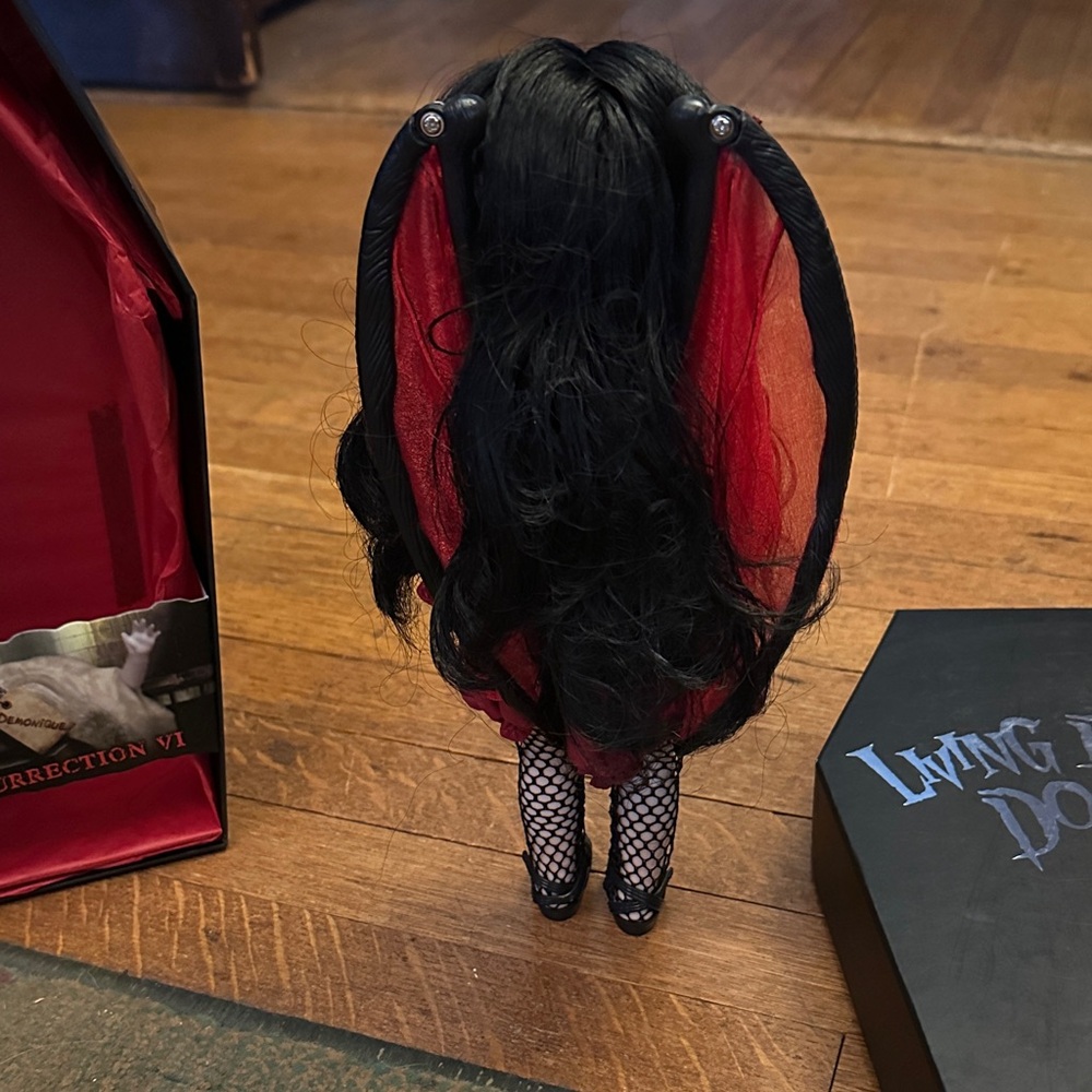 Living Dead Dolls Resurrection VI Demonique variant - Picture 4 of 4